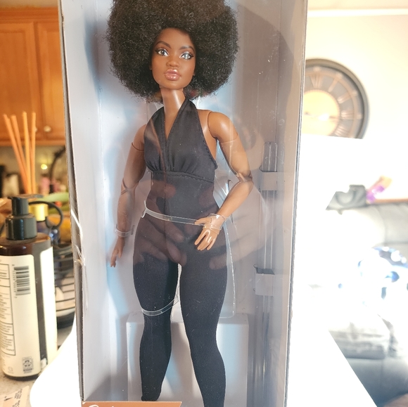 SOLD OUT Barbie Signature Looks Doll - Picture 12 of 13